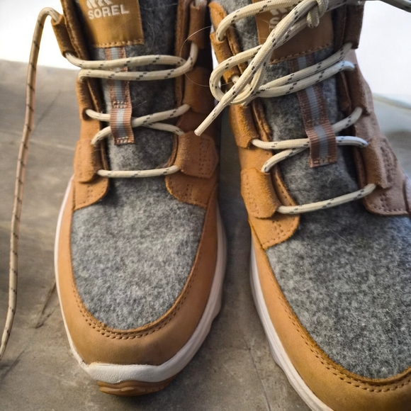 Sorel Watwrproof Boots - Picture 4 of 4